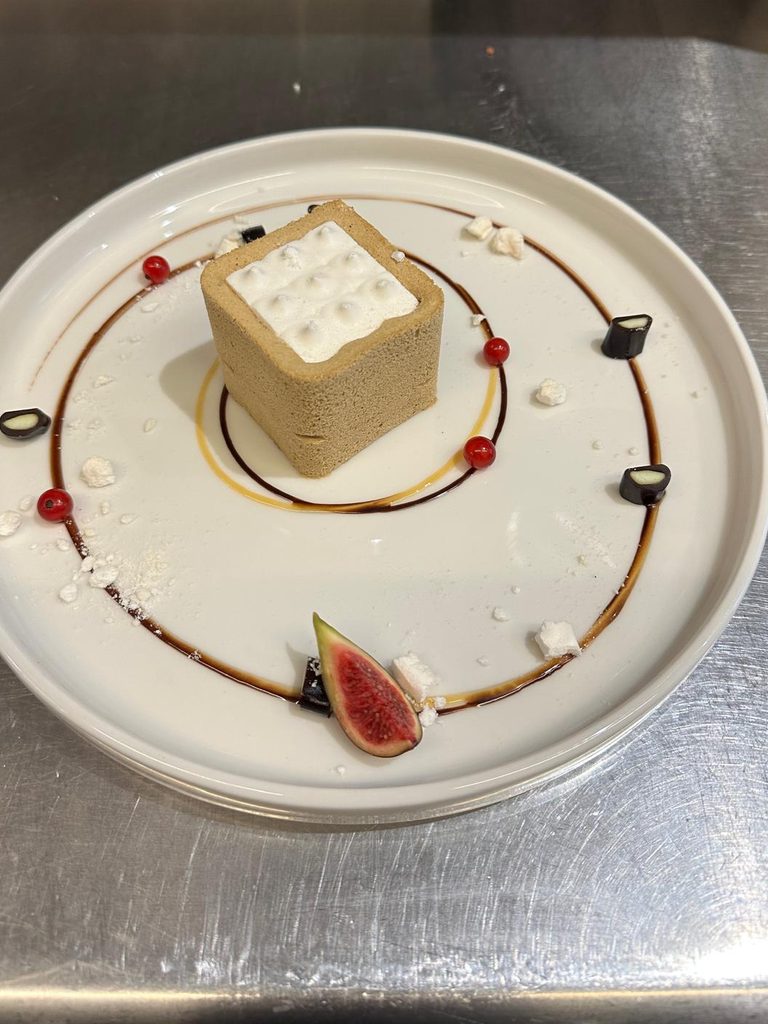 Dolce al cucchiaio impiattato con fico e ribes