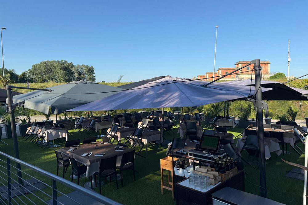 Il giardino apparecchiato per una serata con molti ospiti