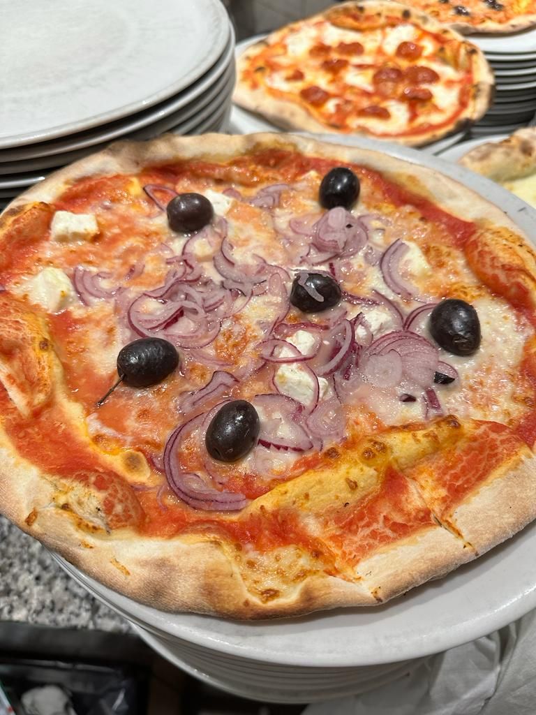 Pizza con cipolla di Tropea, tonno e olive nere appena sfornata