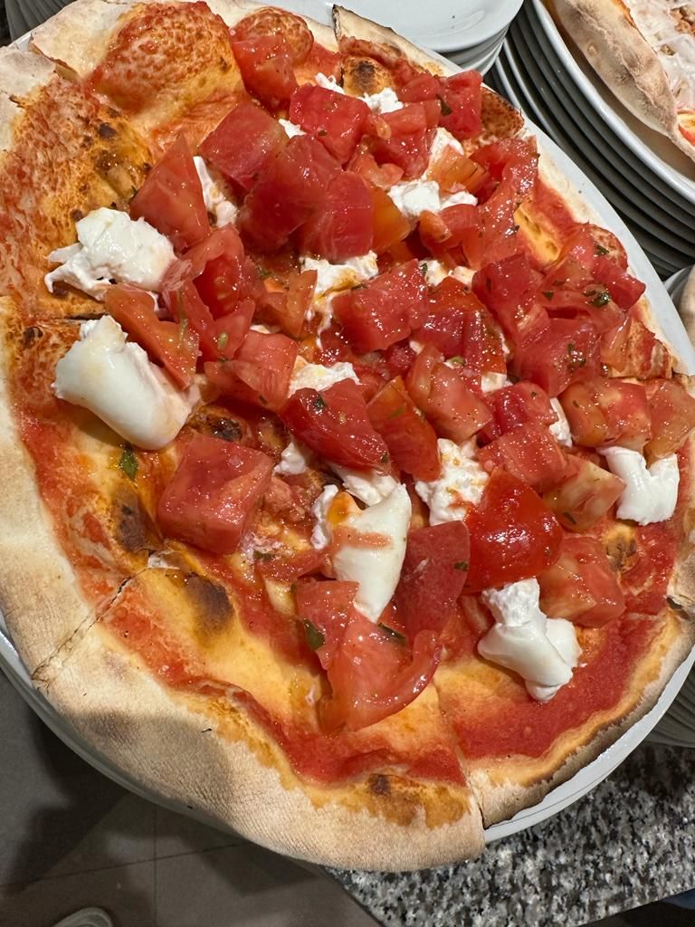 Pizza con pomodoro, burrata e datterini
