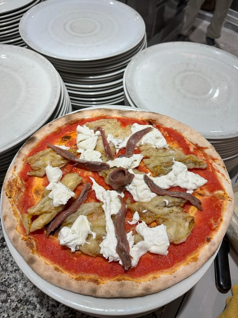 Pizza con acciughe e burrata