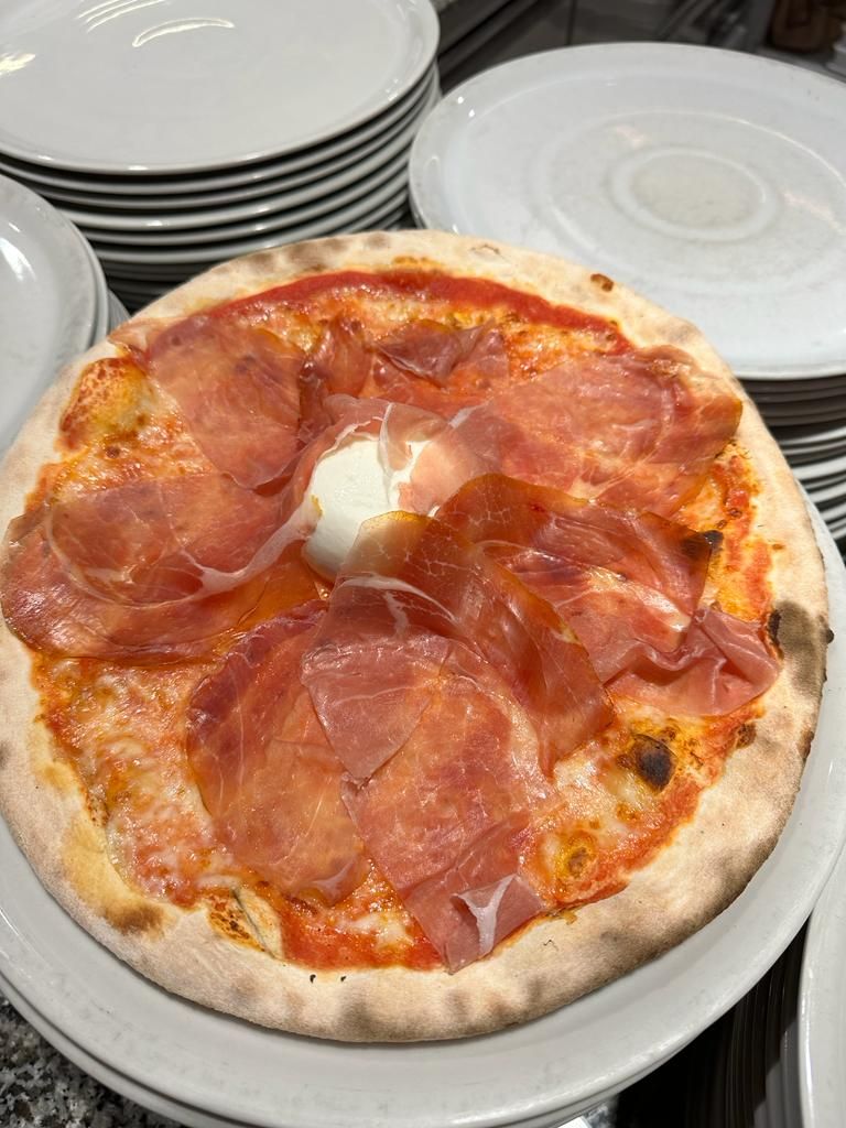 Pizza con speck e burrata