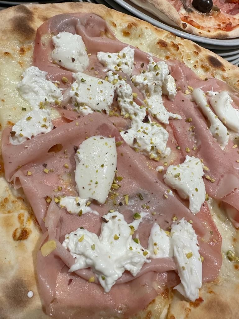 Pizza con mortadella e stracciatella