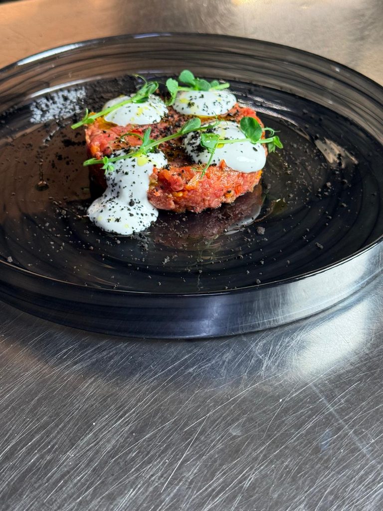 Tartare di carne con salsa allo yogurt e germogli
